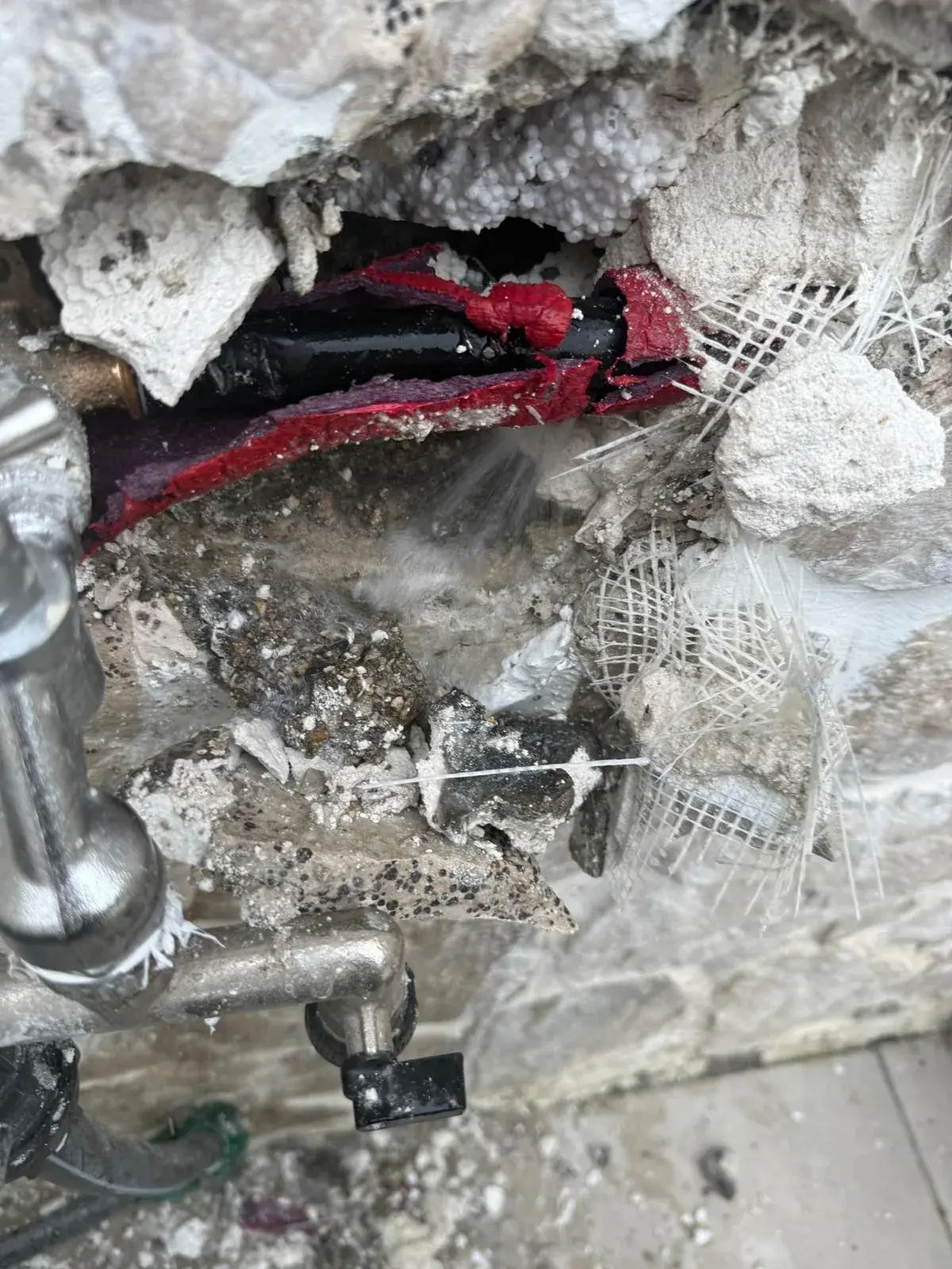 Aktiver Rohrbruch hinter der Wand: Wasseraustritt an einer Druckleitung nach professioneller Leckortung