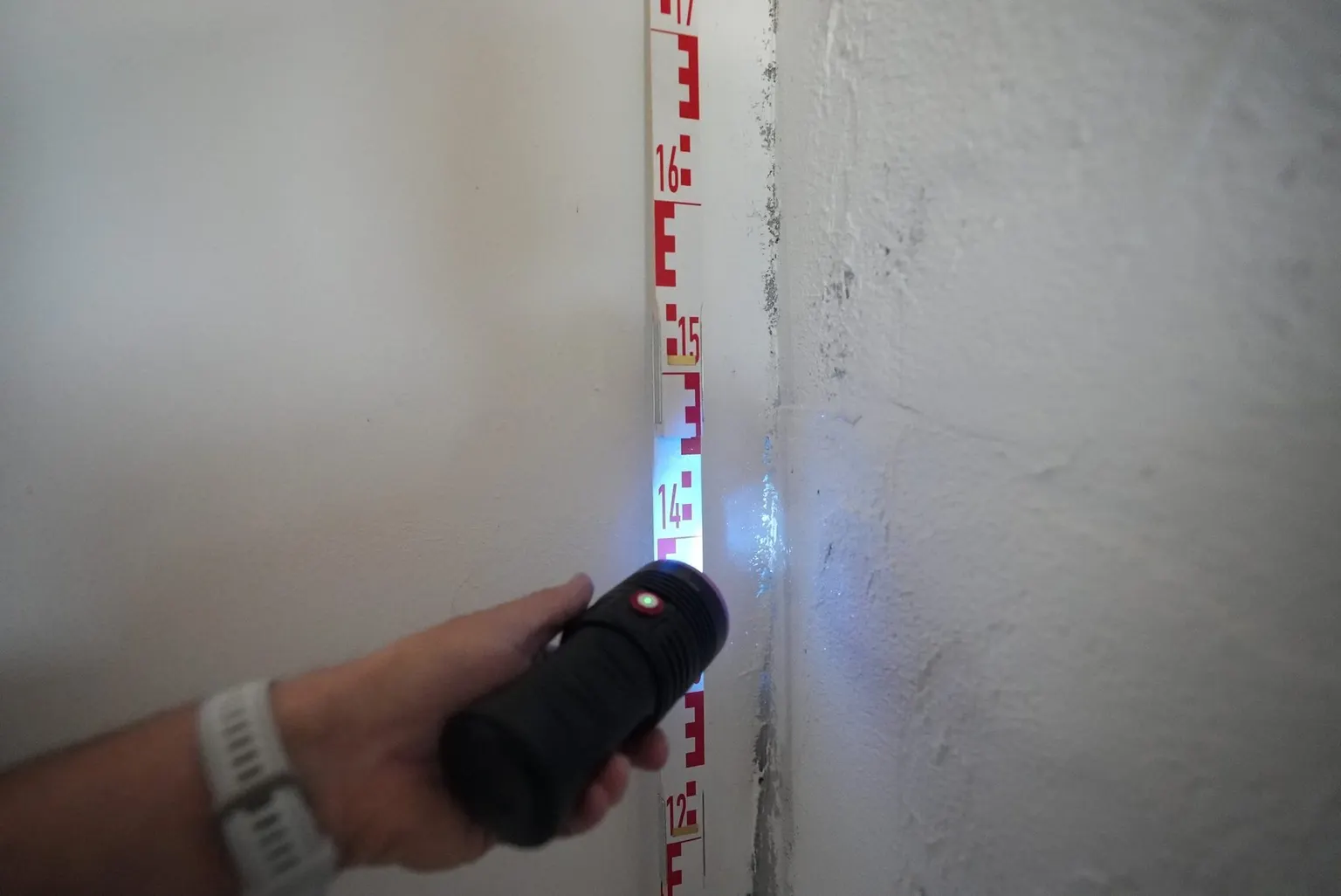 Zerstörungsfreie Feuchtemessung an der Wand