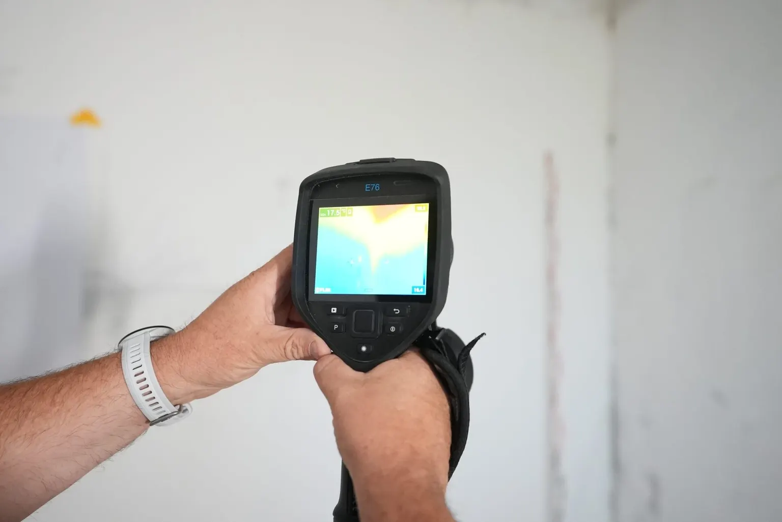 Thermografie und Wärmebildmessung an einer Wand